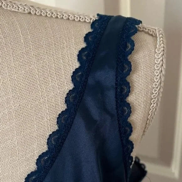 Set of 2 Vintage Warner's Camisole's - Picture 14 of 16